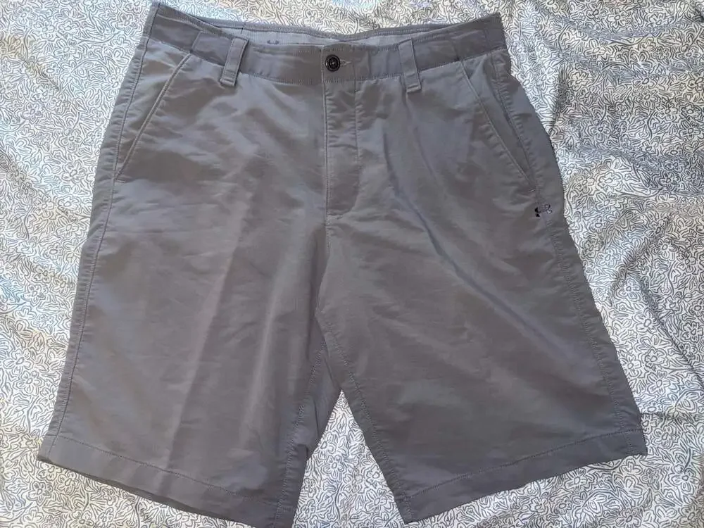 Under Armour HeatGear Loose Gray Golf Shorts Size 34
